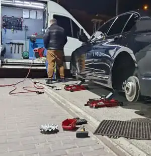 Процесс мобильного шиномонтажа на выезде