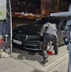 Клиент получает услугу мобильного шиномонтажа