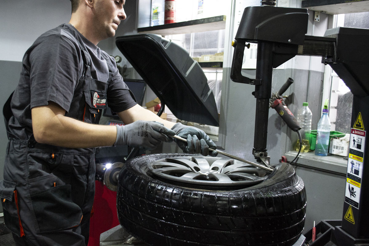Процесс снятия и установки шин на автомобильные диски