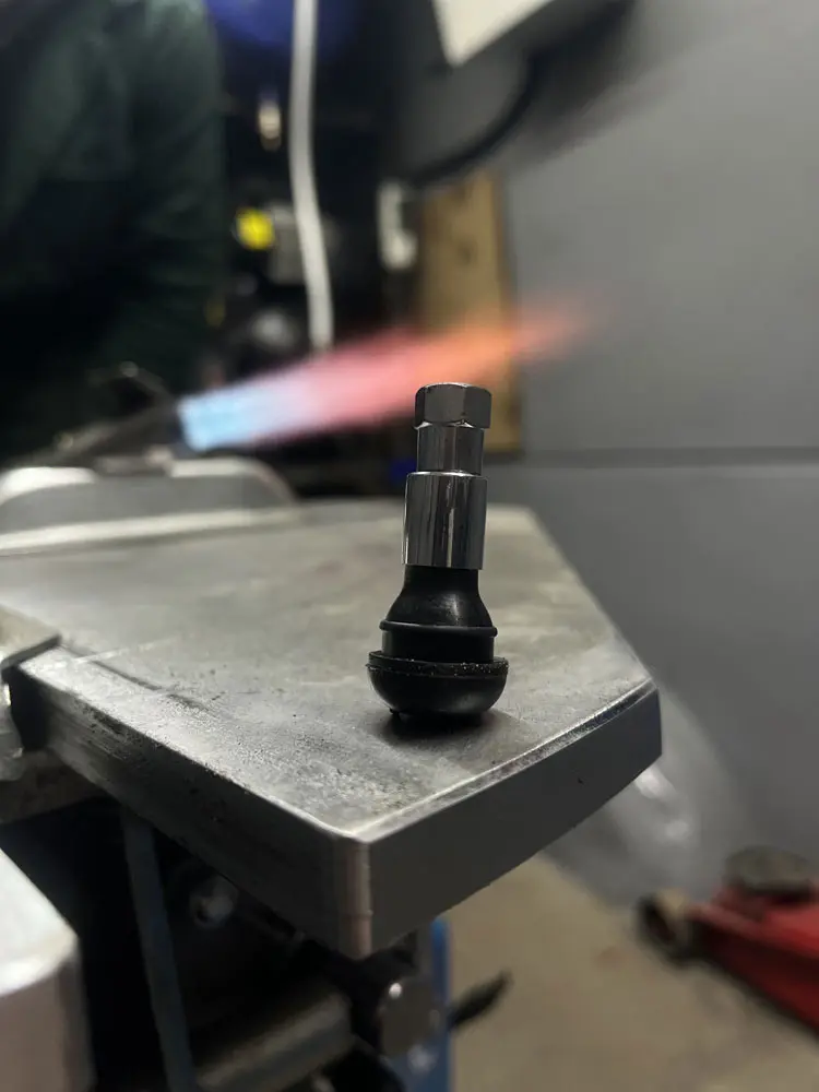 Замена вентилей TPMS производится профессионально и безопасно